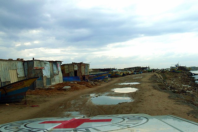 Makeshift dwellings on Gaza's coast. Marcin Monko (2007), Wikimedia Commons.