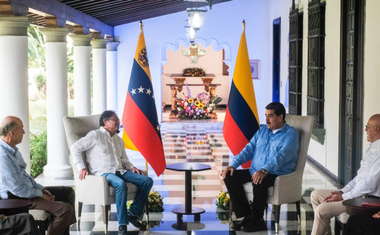 Gustavo Petro has a meeting in Caracas with the President of Venezuela Nicolás Maduro.