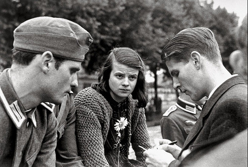 College anti-Nazi activist Sophie Scholl and classmates (black and white)